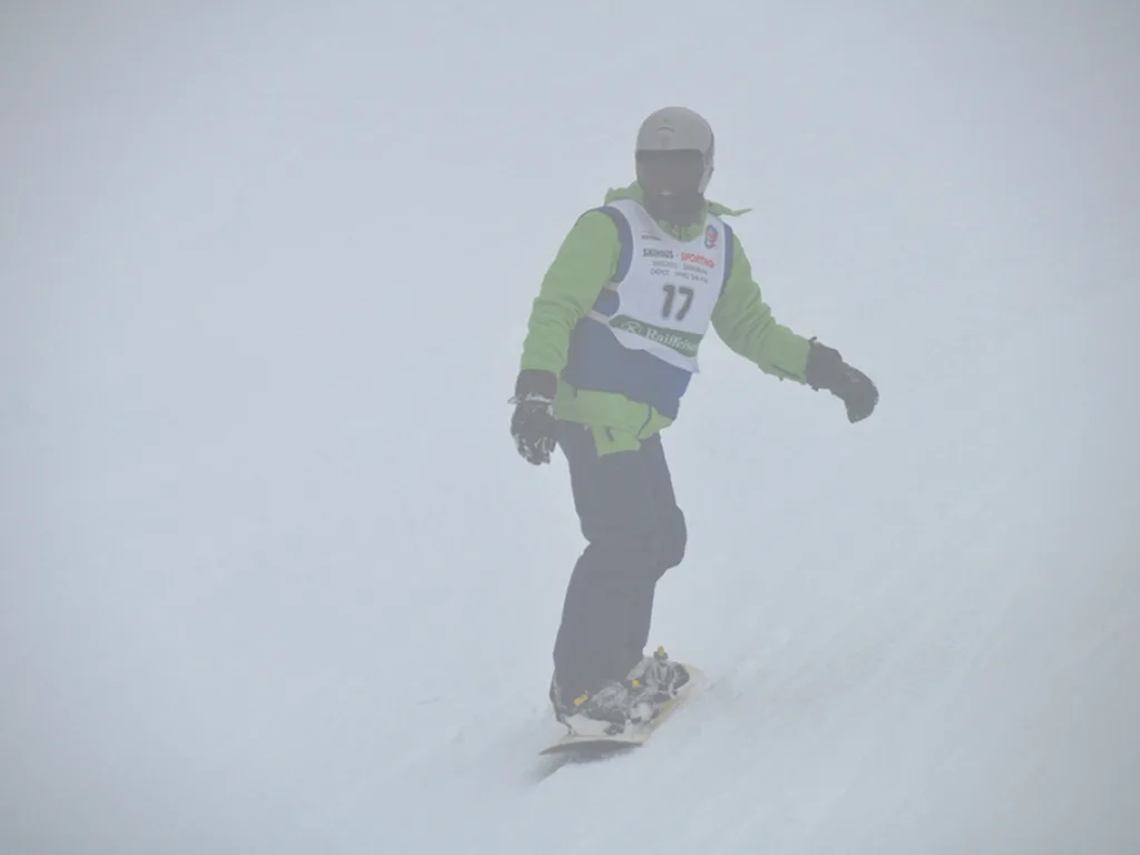Snowboarder mit Startnummer 17 in grüner Jacke.